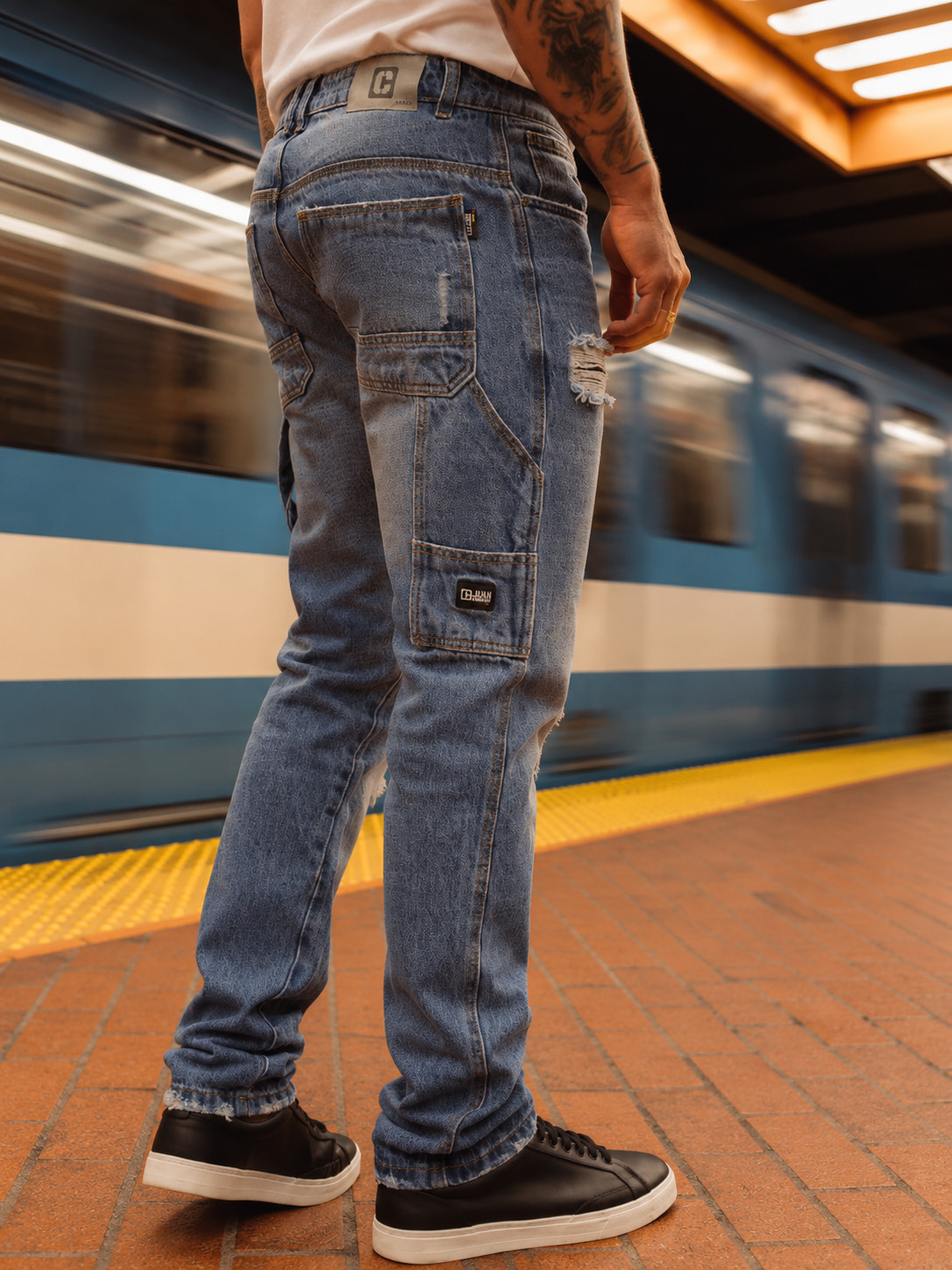 Jean Juan Cuadrado en una estación urbana